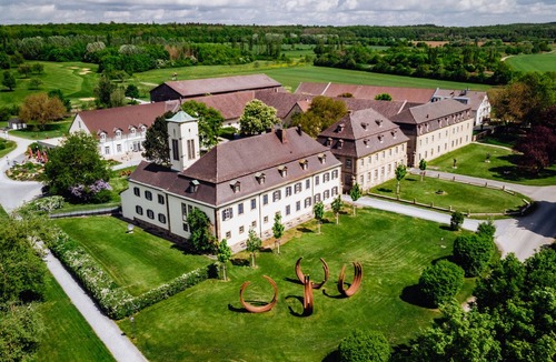 Muennerstadt Apartment | Modern double room in a quiet location with golf course view