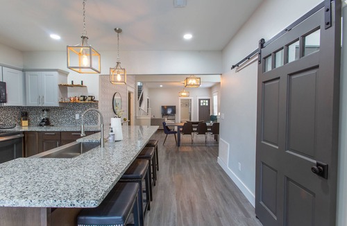 New Albany House | Modern downtown 4-BR/3 bath spacious home with free on site parking, sleeps 10