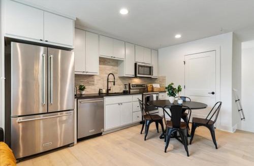 Swede Hill Apartment | Modern Downtown Apt Fast Wi-Fi & Parking
