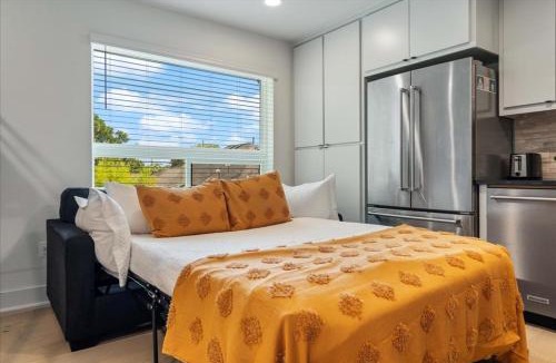 Swede Hill Apartment | Modern Downtown Apt Fast Wi-Fi & Parking