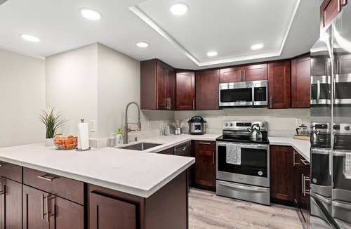 Northwest Bellevue Condo | Modern Downtown Bellevue Condo Free Parking