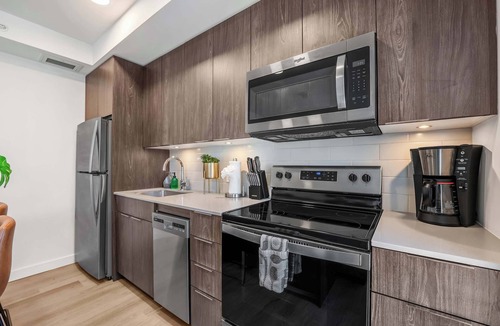 Connaught Apartment | Modern Downtown Calgary Condo | Balcony Views | Sleeps 4