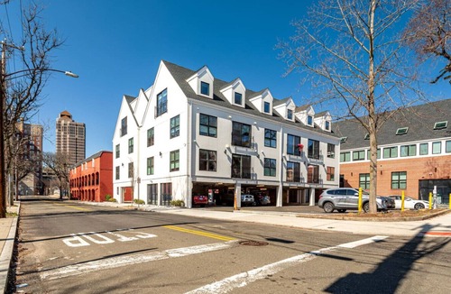 Mill River Apartment | Modern Downtown Gem near Yale, Wooster Sq+Parking