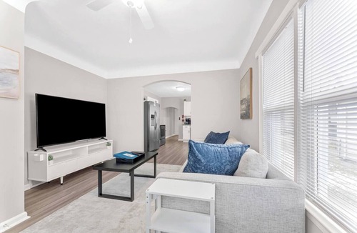 Wyandotte Apartment | Modern Downtown Getaway 1 Queen Bed 1 Bath 65` TV