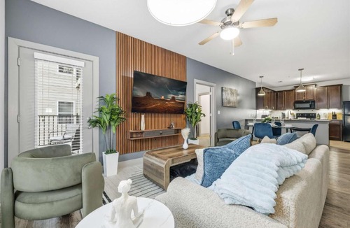 Downtown Indianapolis Apartment | Modern Downtown Indy 2BR Free Parking Walk to Lucas Oil & March Madness