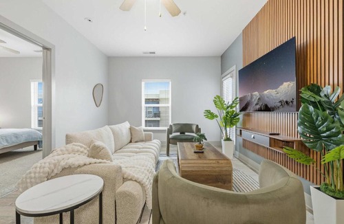 Downtown Indianapolis Apartment | Modern Downtown Indy 2BR Free Parking Walk to Lucas Oil & March Madness