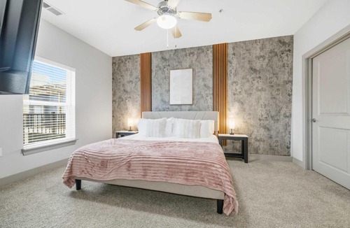 Downtown Indianapolis Apartment | Modern Downtown Indy 2BR Free Parking Walk to Lucas Oil & March Madness