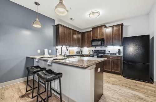 Downtown Indianapolis Apartment | Modern Downtown Indy 2BR Free Parking Walk to Lucas Oil & March Madness