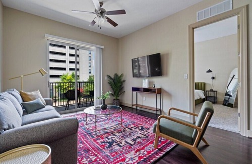 Montgomery Apartment | Modern Downtown Loft | King Bed + Free Parking