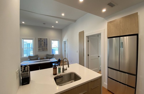 Salem Condo | Modern Downtown Salem 3 Bedroom - Park & Play