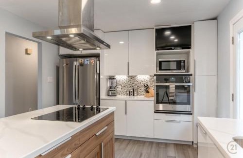 Yellowknife House | Modern Downtown Stay