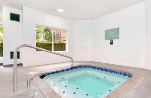 Belltown Apartment | Modern Downtown Top Floor Penthouse With Bay Views