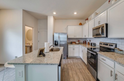 Dundee Apartment | Modern Dundee Townhome Near Lakes & Legoland!