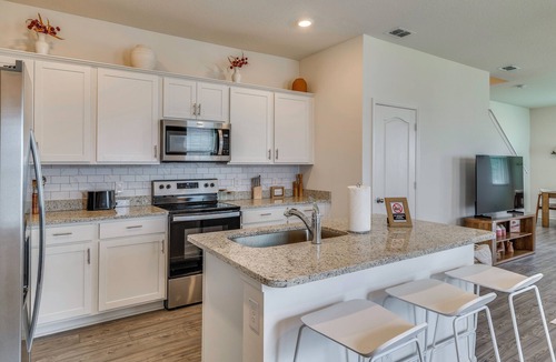 Dundee Apartment | Modern Dundee Townhome Near Lakes & Legoland!