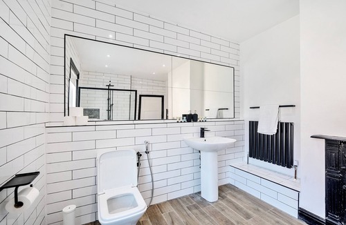 Reading Apartment | MODERN DUPLEX APARTMENT LOCATED NEAR CITY CENTRE - FREE PARKING, WI FI & NETFLIX