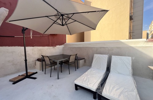 Jardin de la Abadia House | Modern Duplex Apartment - 2’ to the Beach! (Huelin area, genuine local Malaga!)