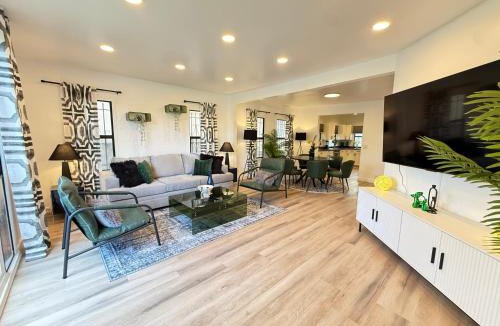 Mid-Wilshire Hotel | Modern Duplex with 6 beds and Sofa bed in Miracle Mile Longwood