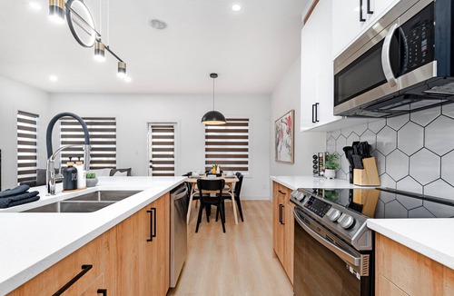 Southeast Edmonton House | Modern Duplex with AC Nearby Grey Nuns & Sleeps 8
