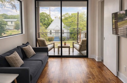 Swede Hill House | Modern East Central Downtown Group Home - Rooftop Patio - Walkable - Sleeps 14