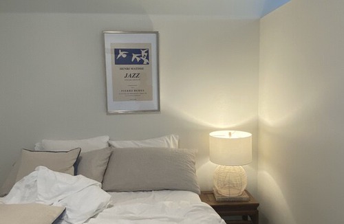 Eastlake Apartment | Modern Eastlake Unit Facing South Lake Union