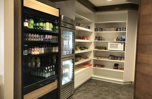 Chandler Hotel | Modern Eco-Friendly Room Perfect for Leisure Travelers with Pool & Dining Nearby