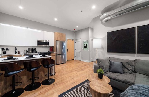 Edgewater Beach Apartment | Modern Edgewater Apartment: 2BD 2BA with Parking!