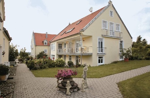 Neualbenreuth Apartment | Modern Eingerichtete Ferienwohnung mit Balkon und Küchenzeile