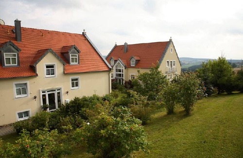 Neualbenreuth Apartment | Modern Eingerichtete Ferienwohnung mit Balkon und Küchenzeile