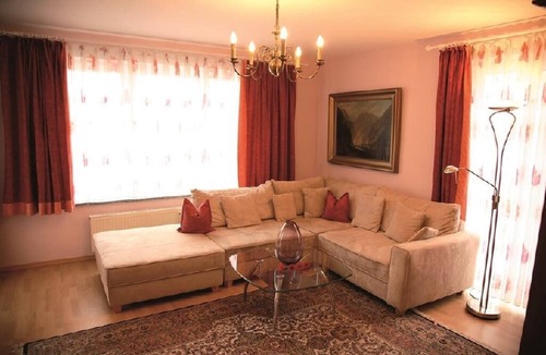 Neualbenreuth Apartment | Modern Eingerichtete Ferienwohnung mit Balkon und Küchenzeile