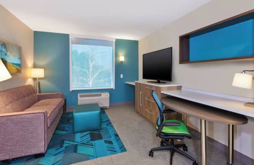 Wilmington Hotel | Modern Elegance! 2 Pet-Friendly Units, Outdoor Pool, Free Breakfast and Parking!