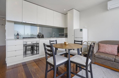 St. Kilda East Apartment | Modern Elegance Meets Urban Style in St Kilda