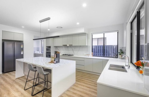 Rochedale House | Modern Elegance: Spacious 5BR Retreat in Rochedale