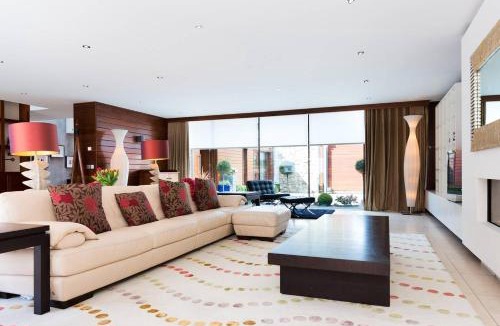 Ballsbridge House | Modern Elegance, steps from the Aviva! Home Cinema