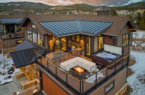 The Highlands House | Modern Elegance, Stunning Mountain Views, Hot Tub, Fire Pit, Walk to River!
