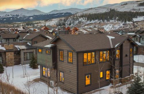 The Highlands House | Modern Elegance, Stunning Mountain Views, Hot Tub, Fire Pit, Walk to River!