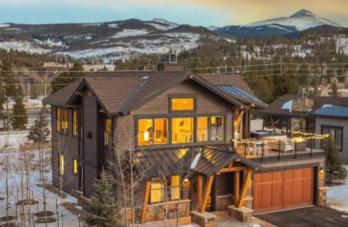 The Highlands House | Modern Elegance, Stunning Mountain Views, Hot Tub, Fire Pit, Walk to River!