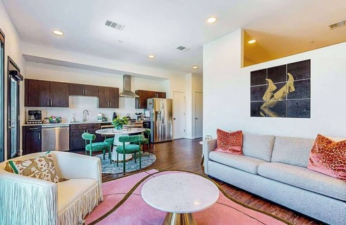 Edgehill Condo | Modern end-unit condo with balcony, AC, washer/dryer & seasonal pool