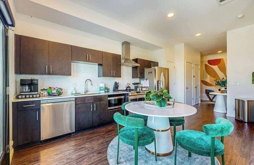 Edgehill Condo | Modern end-unit condo with balcony, AC, washer/dryer & seasonal pool