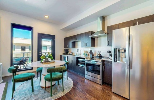 Edgehill Condo | Modern end-unit condo with balcony, AC, washer/dryer & seasonal pool