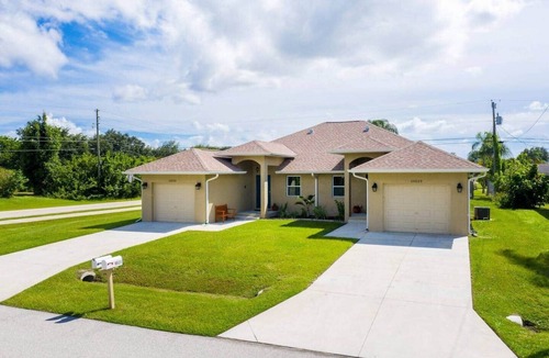 Englewood East Villa | Modern Englewood Villa Large Lanai