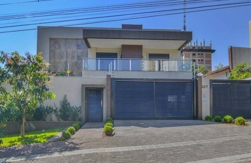 Foz do Iguacu House | Modern entire house with pool near tourist attractions.