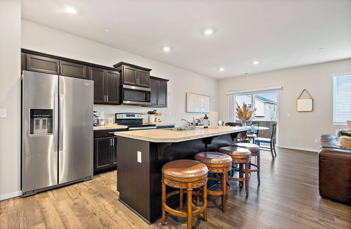 Puyallup House | Modern Escape | Spacious 4BR Home for Families, Groups & Business Travelers