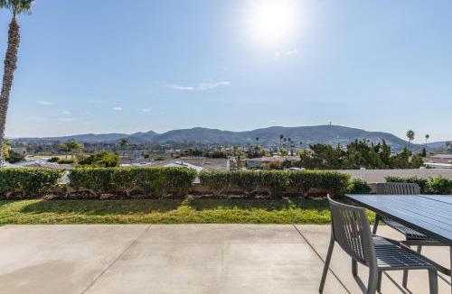 San Marcos House | Modern Escape w Mountain Views, Walk to Lake, Golf, Resort, Dining