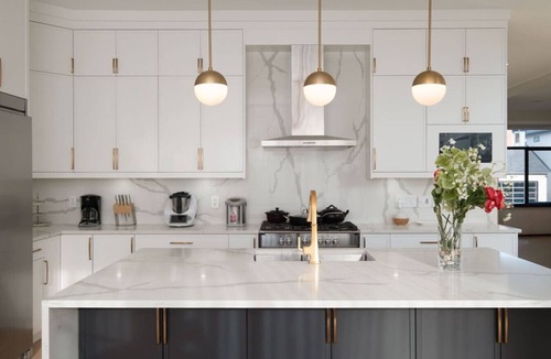 Langley House | Modern Executive Retreat 3 Private Bedrooms in Langley