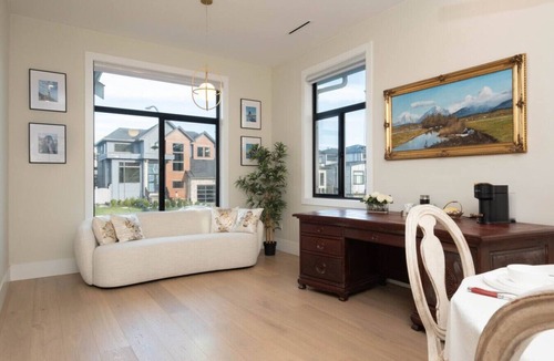 Langley House | Modern Executive Retreat 3 Private Bedrooms in Langley