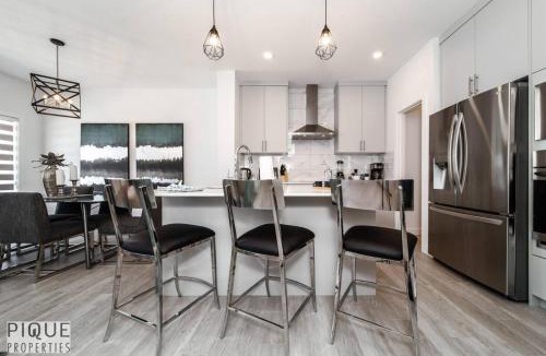 Southwest Edmonton Apartment | Modern Executive Home-Sleeps12-KingBeds-FullHouse