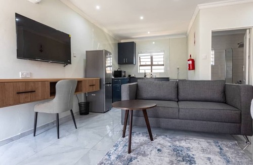 Gaborone Apartment | Modern Executive Studio, Wi-Fi,Smart TV, Washer-Dryer, Equipped Kitchen, Parking