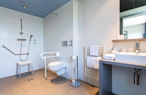 9th Arrondissement Hotel | Modern Executive Suite With Spacious Lounge Near Downtown Lyon