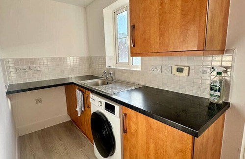Clyst St Mary House | Modern Exeter Townhouse 3 Double Beds | M5 Access