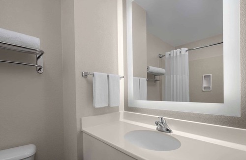 Downtown Hotel | Modern Extended Stay in Campbell – Full Kitchen! Balcony, Free Parking!
